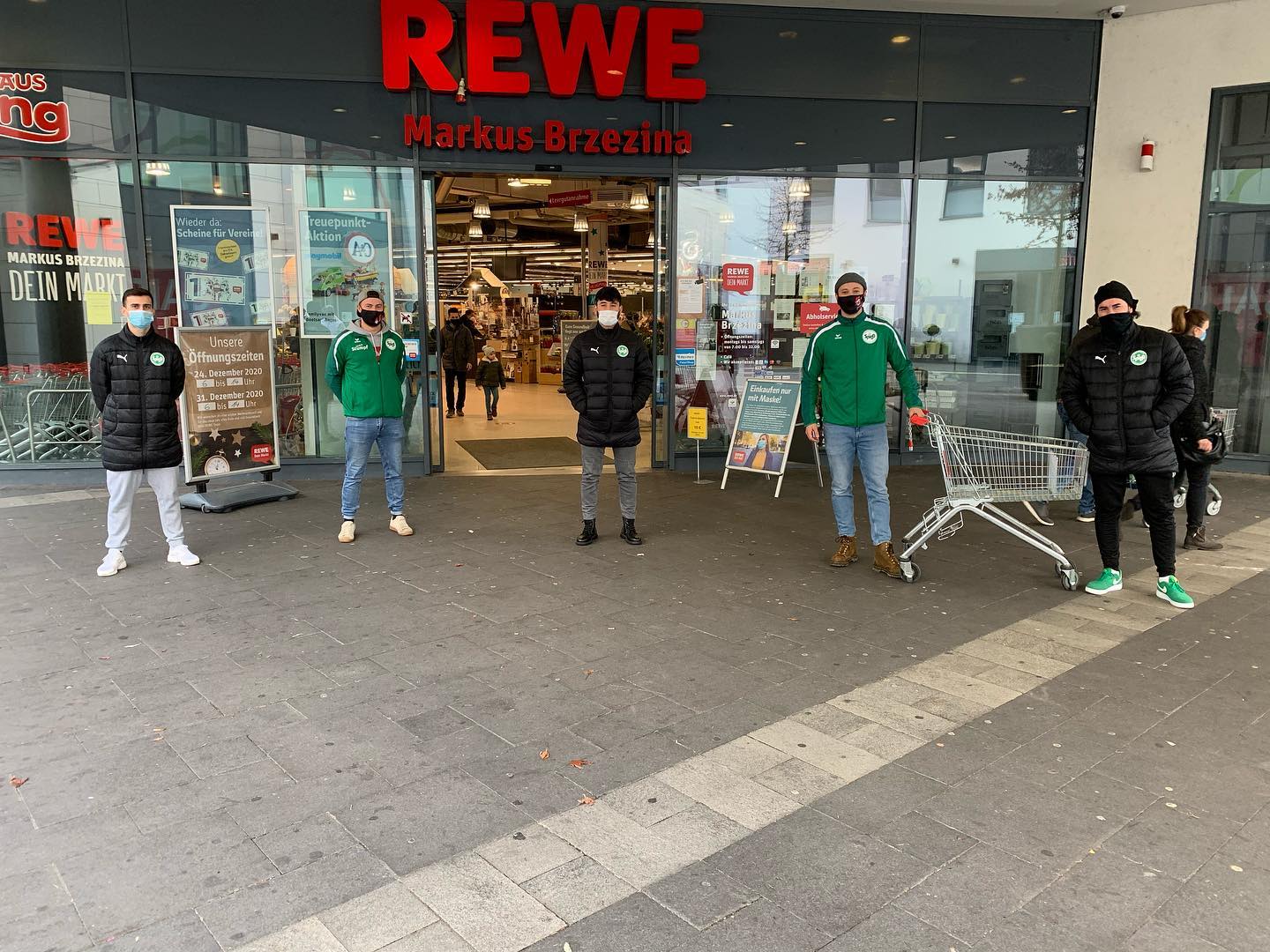 Es war uns eine Freude in der stressigen Vor-Weihnachtszeit unseren treuen Sponsor @rewe_markus_brzezina tatkräftig zu...